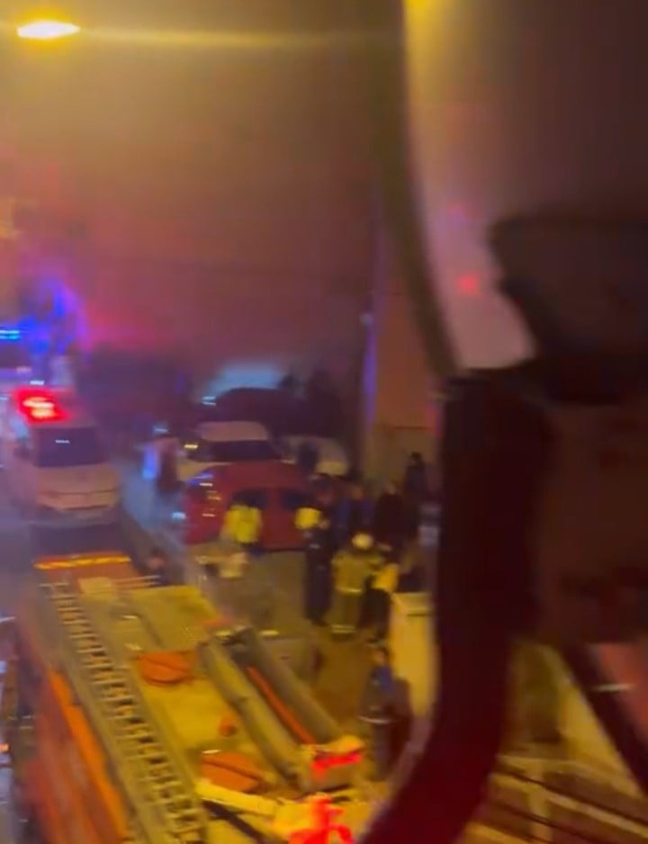 BURSA’DA BİR BİNANIN BALKONUNDA ÇIKAN YANGIN SIRASINDA DUMANLARI GÖREN MAHALLE SAKİNLERİ SOKAĞA...