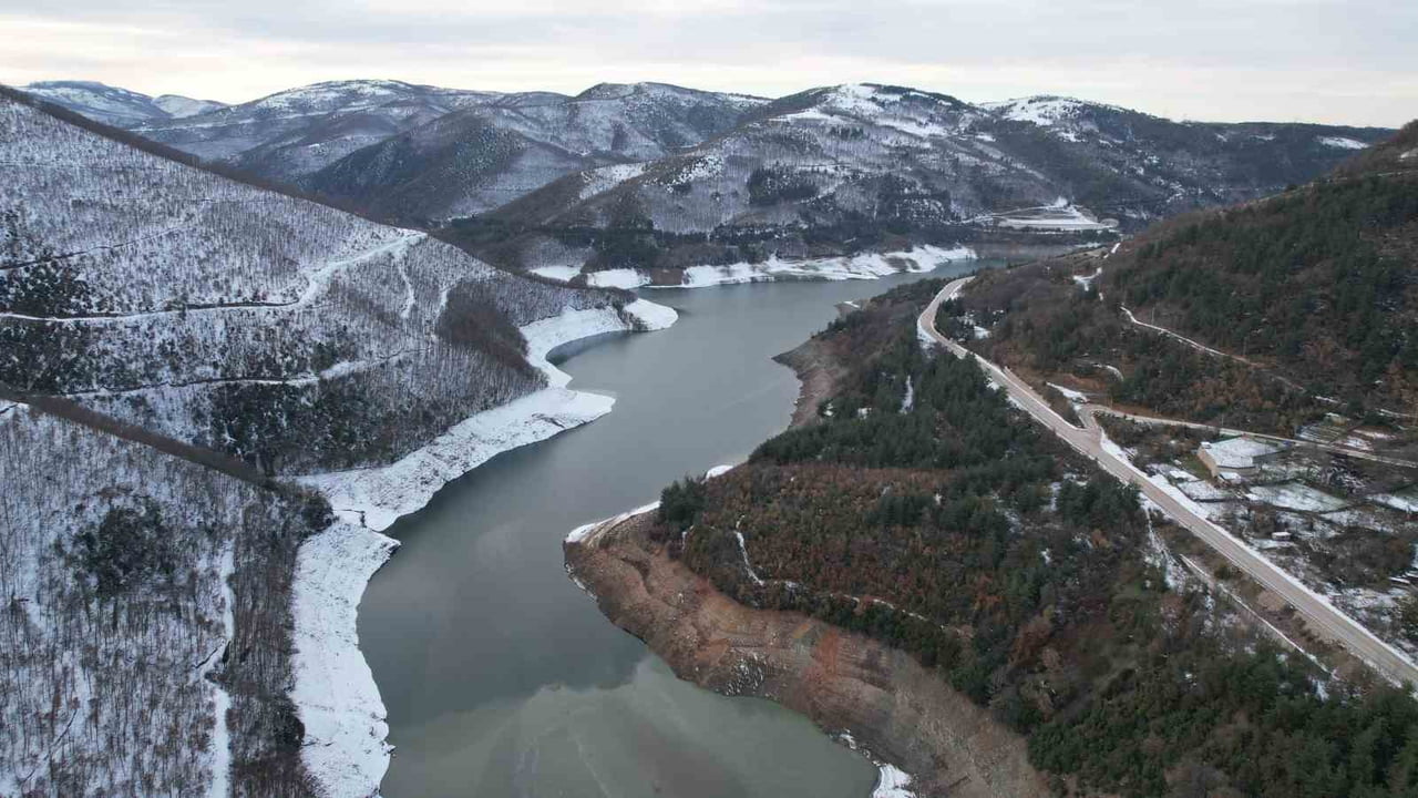 BURSA’DA ETKİLİ OLAN KAR YAĞIŞLARI BARAJLARA DA OLUMLU YANSIDI. DOĞANCI BARAJI’NDA DRONE İLE...