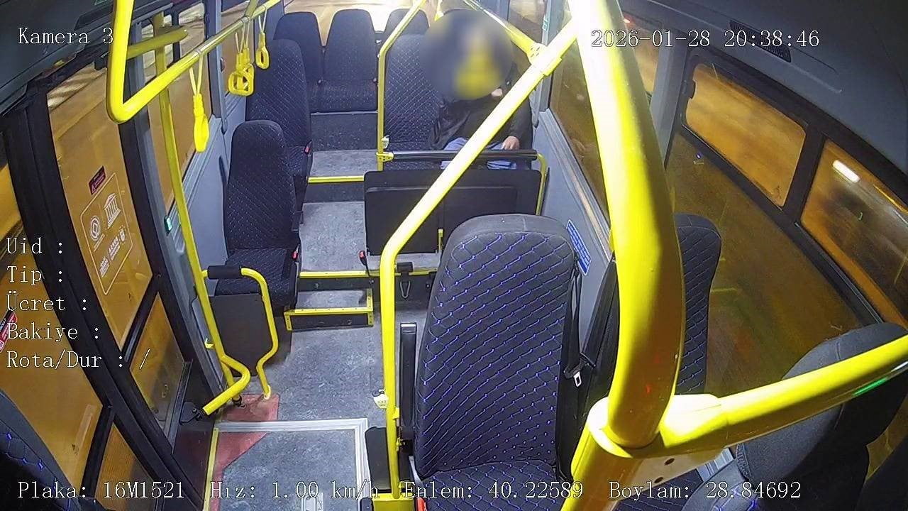 BURSA’DA HALK OTOBÜSÜ ADETA AMBULANSA DÖNÜŞTÜ: KALP KRİZİ GEÇİREN YOLCU HAYATA TUTUNDU