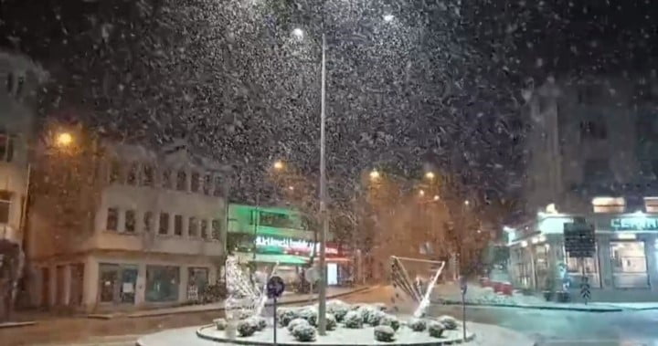 BURSA’DA KAR YAĞIŞI ETKİSİNİ GÖSTERMEYE BAŞLADI. KENT GENELİNDE SABAH SAATLERİ İTİBARIYLA BAŞLAYAN...