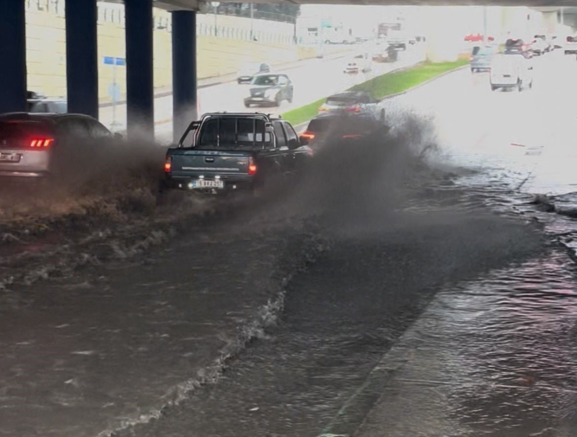 BURSA’DA SABAH SAATLERİ İTİBARİYLE ETKİSİNİ GÖSTEREN SAĞANAK YAĞIŞ, KENT MERKEZİNİ GÖLE...