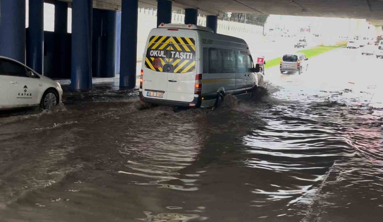 BURSA’DA SABAH SAATLERİ İTİBARİYLE ETKİSİNİ GÖSTEREN SAĞANAK YAĞIŞ, KENT MERKEZİNİ GÖLE...