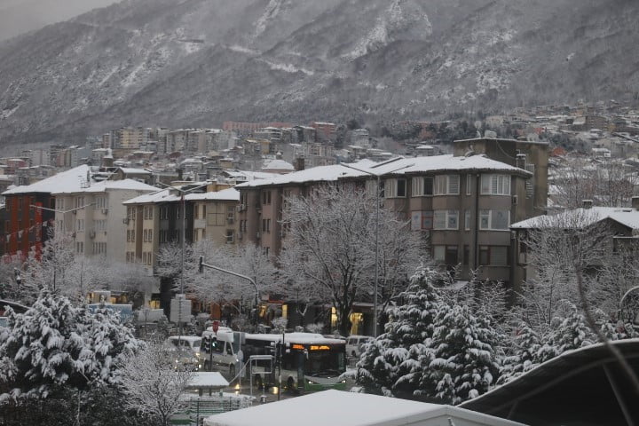 BURSA’DA SABAH SAATLERİNDE ETKİLİ OLAN KAR YAĞIŞI KENTİ BEYAZA BÜRÜDÜ. HAVA SICAKLIĞININ EKSİ 2...