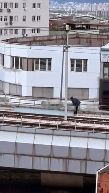 BURSA’DA ŞİDDETLİ RÜZGARIN KOPARDIĞI TABELA METRO RAYLARINA KADAR SÜRÜKLENDİ. TABELAYI KALDIRMAK...