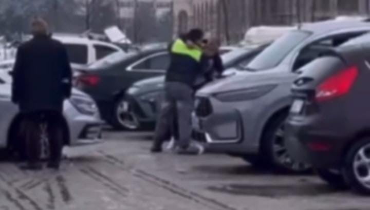 BURSA’DA ULUDAĞ ÜNİVERSİTESİ KAMPÜSÜ İÇERİSİNDE BULUNAN OTOPARKTA İKİ KİŞİ ARASINDA ÇIKAN KAVGA...