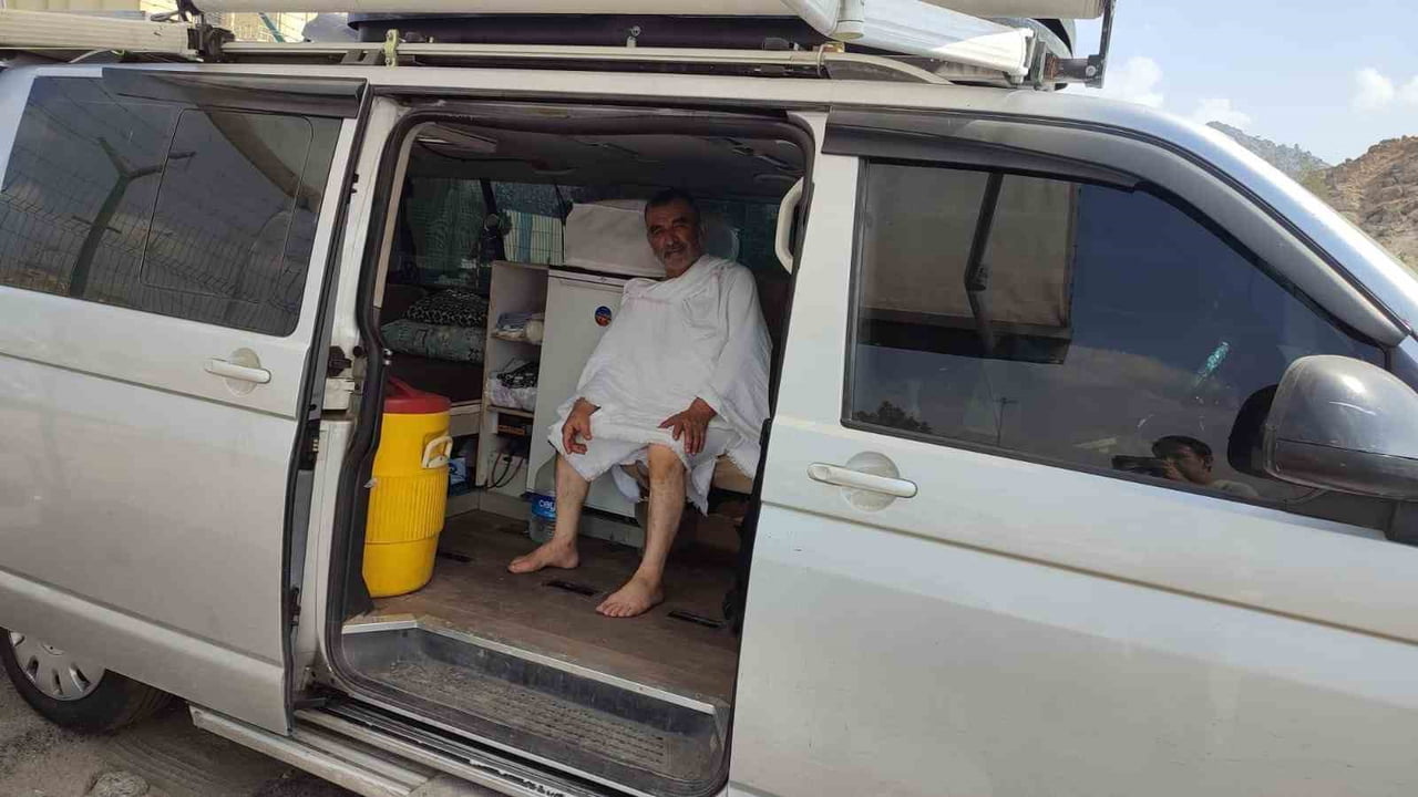 BURSA İNEGÖL’DE YAŞAYAN 74 YAŞINDAKİ EMEKLİ OTOBÜS ŞOFÖRÜ OSMAN NURİ ÖZGÜR, KARAVANA ÇEVİRDİĞİ...