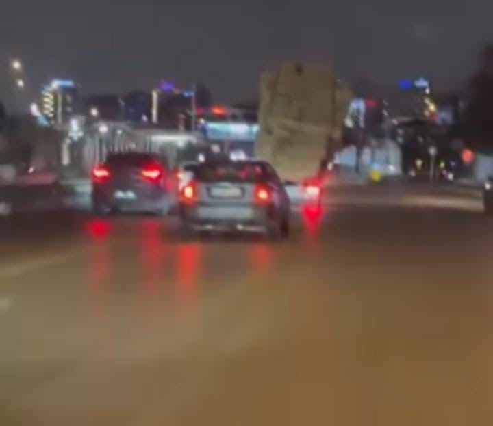 BURSA, İZMİR YOLU ÜZERİNDE SEYİR HALİNDE OLAN BİR KAMYONUN, KASASINA SAMAN BALYALARINI NORMALİN...