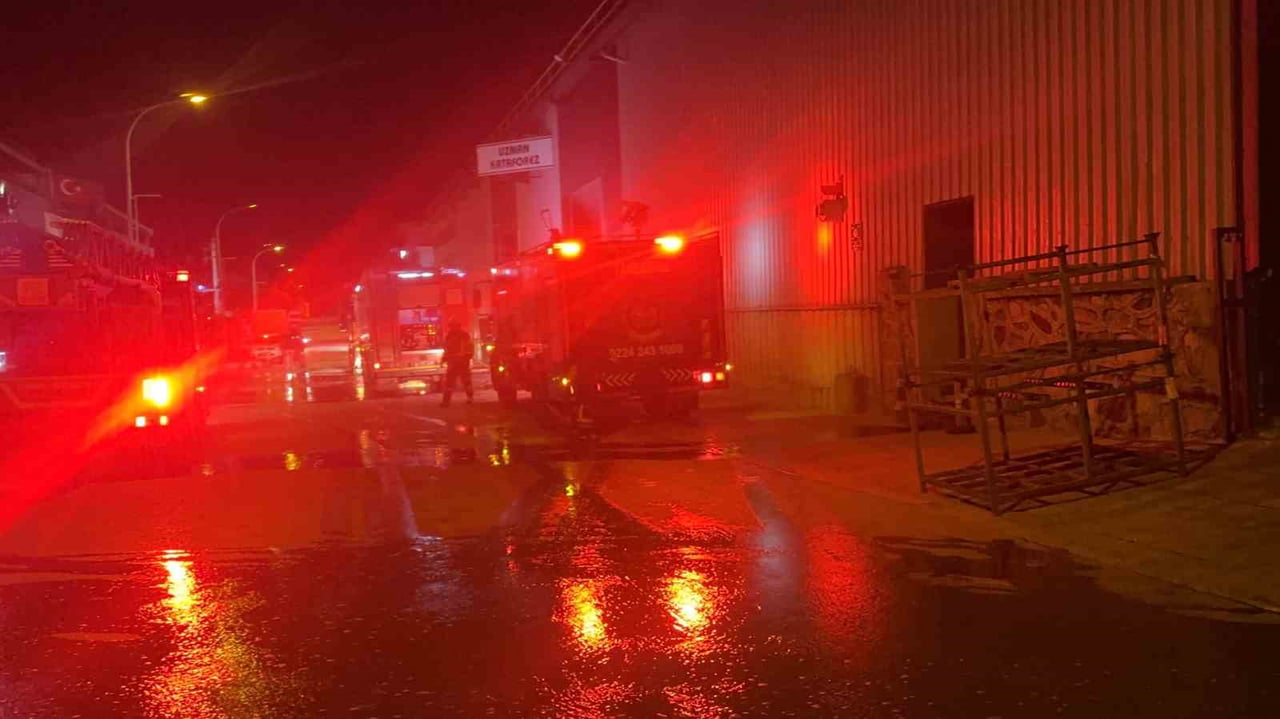 BURSA MİNARELİÇAVUŞ OSB'DE KİMYASAL KAPLAMA FABRİKASINDA YANGIN ÇIKTI. OLAY YERİNE SEVK EDİLEN...