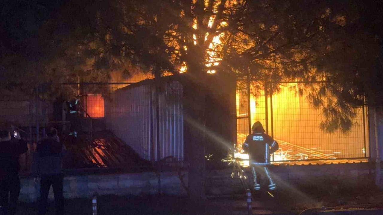 BURSA MİNARELİÇAVUŞ OSB'DE KİMYASAL KAPLAMA FABRİKASINDA YANGIN ÇIKTI. OLAY YERİNE SEVK EDİLEN...