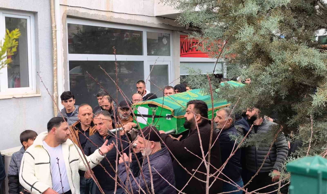 BURSA’NIN İNEGÖL İLÇESİNDE DEVRİLEN TALAŞ YÜKLÜ TIR’IN ALTINDA KALARAK HAYATINI KAYBEDEN 29...