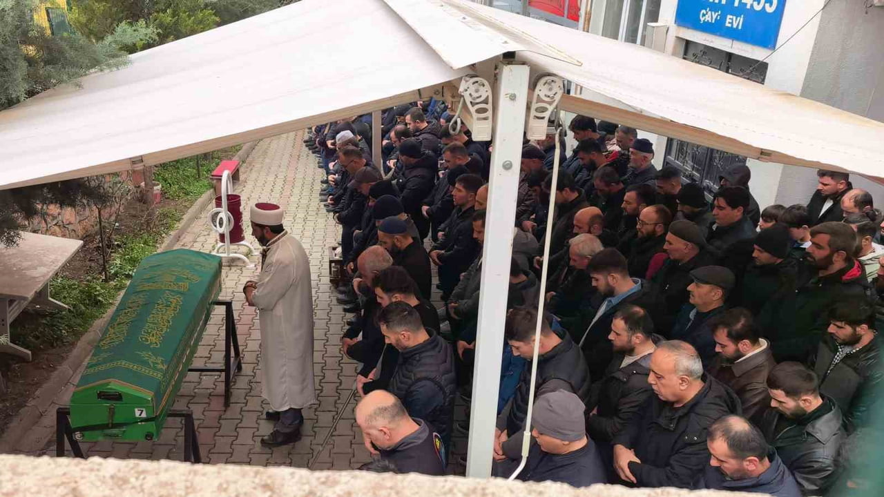 BURSA’NIN İNEGÖL İLÇESİNDE DEVRİLEN TALAŞ YÜKLÜ TIR’IN ALTINDA KALARAK HAYATINI KAYBEDEN 29...