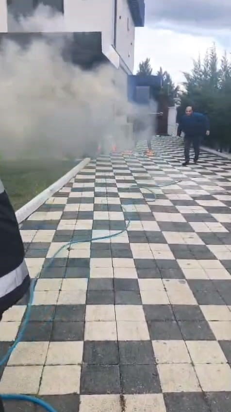 BURSA’NIN İNEGÖL İLÇESİNDE KIRSAL MAHALLEDE BULUNAN 2 KATLI YAZLIK EVDE ÇIKAN YANGIN PANİĞE NEDEN...