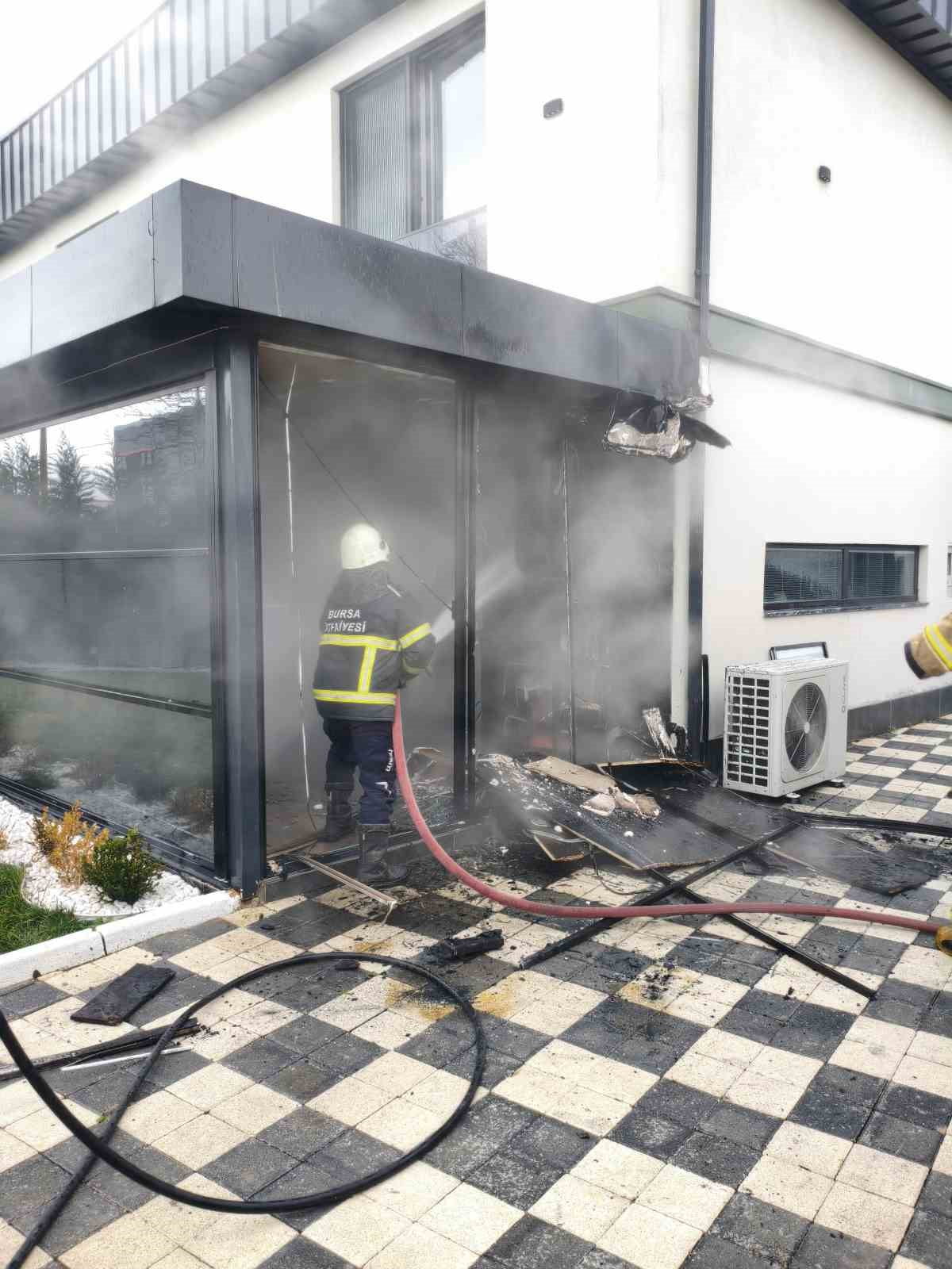 BURSA’NIN İNEGÖL İLÇESİNDE KIRSAL MAHALLEDE BULUNAN 2 KATLI YAZLIK EVDE ÇIKAN YANGIN PANİĞE NEDEN...