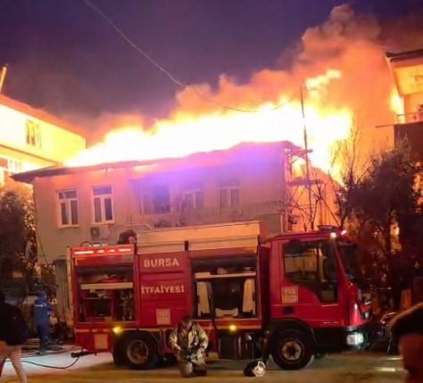 BURSA’NIN İZNİK İLÇESİNDE İKİ KATLI BİR EVİN ÇATI KISMINDA ÇIKAN YANGIN PANİĞE NEDEN OLDU. YANGIN...