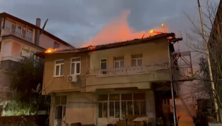 BURSA’NIN İZNİK İLÇESİNDE İKİ KATLI BİR EVİN ÇATI KISMINDA ÇIKAN YANGIN PANİĞE NEDEN OLDU. YANGIN...