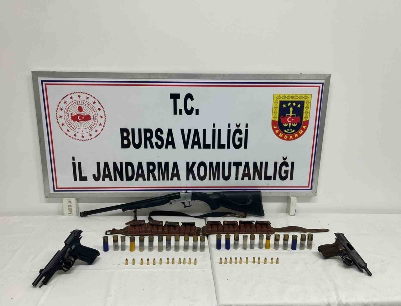 BURSA’NIN İZNİK İLÇESİNDE JANDARMA EKİPLERİNCE ŞÜPHELİ ŞAHSIN EVİNDE YAPILAN ARAMADA KURUSIKI...