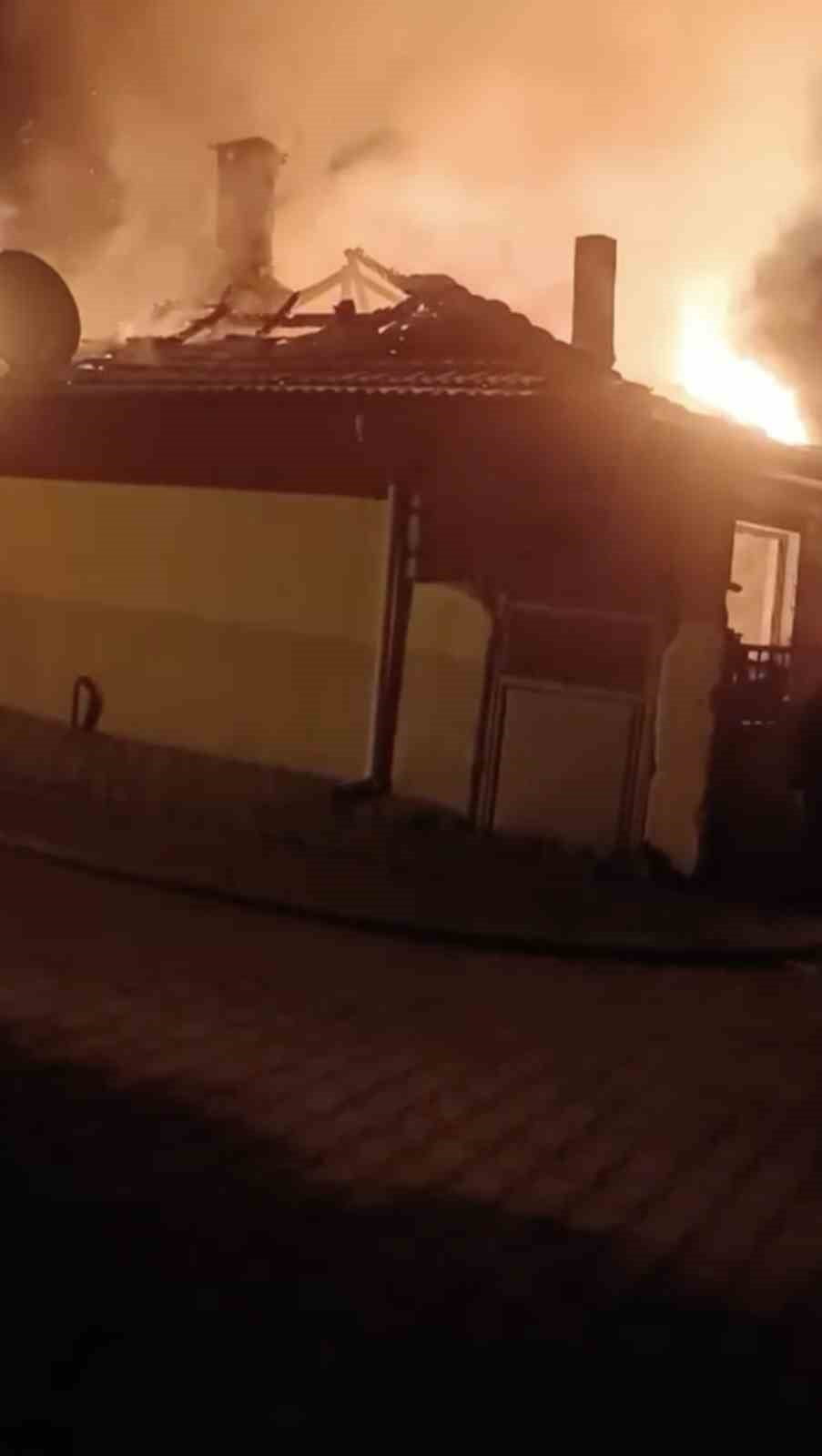 BURSA’NIN KARACABEY İLÇESİNE BAĞLI GÖNÜ MAHALLESİ’NDE BİR EVDE ELEKTRİK KONTAĞINDAN ÇIKTIĞI...