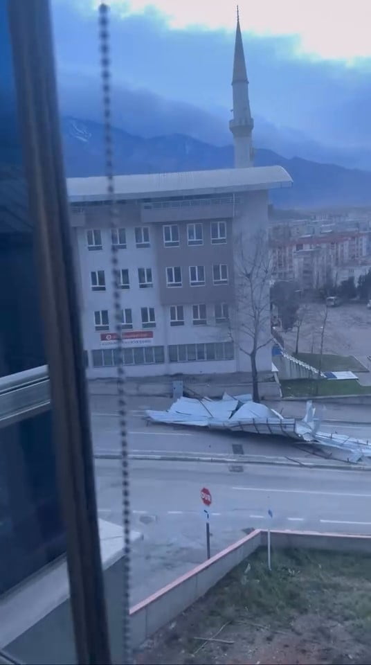 BURSA’NIN KESTEL İLÇESİNDE ETKİLİ OLAN ŞİDDETLİ RÜZGAR, BİR CAMİNİN ÇATISINI UÇURDU. O ANLAR CEP...