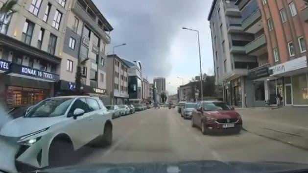 BURSA’NIN NİLÜFER İLÇESİNDE PARK HALİNDEKİ ARAÇLARIN ARASINDAN YOLA ÇIKAN YAYAYA OTOMOBİL...