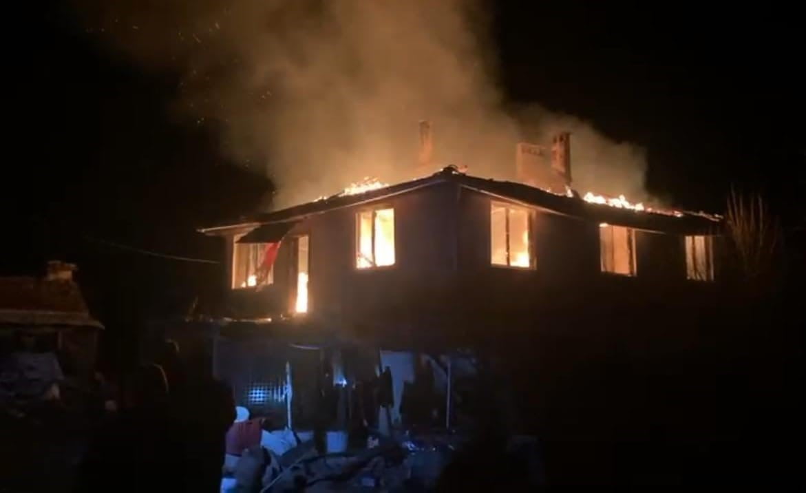 BURSA’NIN ORHANELİ İLÇESİNDE BİR EVDE ÇIKAN YANGINDA ALEVLER BÜYÜDÜKÇE VATANDAŞLARDA PANİĞE NEDEN...