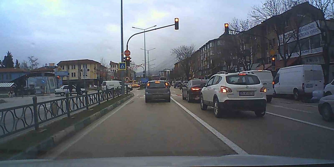 BURSA’NIN OSMANGAZİ İLÇESİ HAŞİM İŞCAN CADDESİ’NDE TRAFİK IŞIKLARINDA YAPILAN TEHLİKELİ İHLAL...