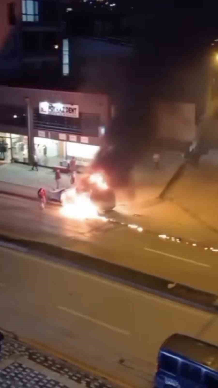 BURSA’NIN OSMANGAZİ İLÇESİNE BAĞLI SOĞANLI MAHALLESİ’NDE AKŞAM SAATLERİNDE PARK HALİNDEKİ BİR...