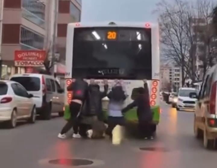 BURSA’NIN YILDIRIM İLÇESİNE BAĞLI MİLLET MAHALLESİ CENGİZHAN CADDESİ ÜZERİNDE SEYİR HALİNDEKİ...