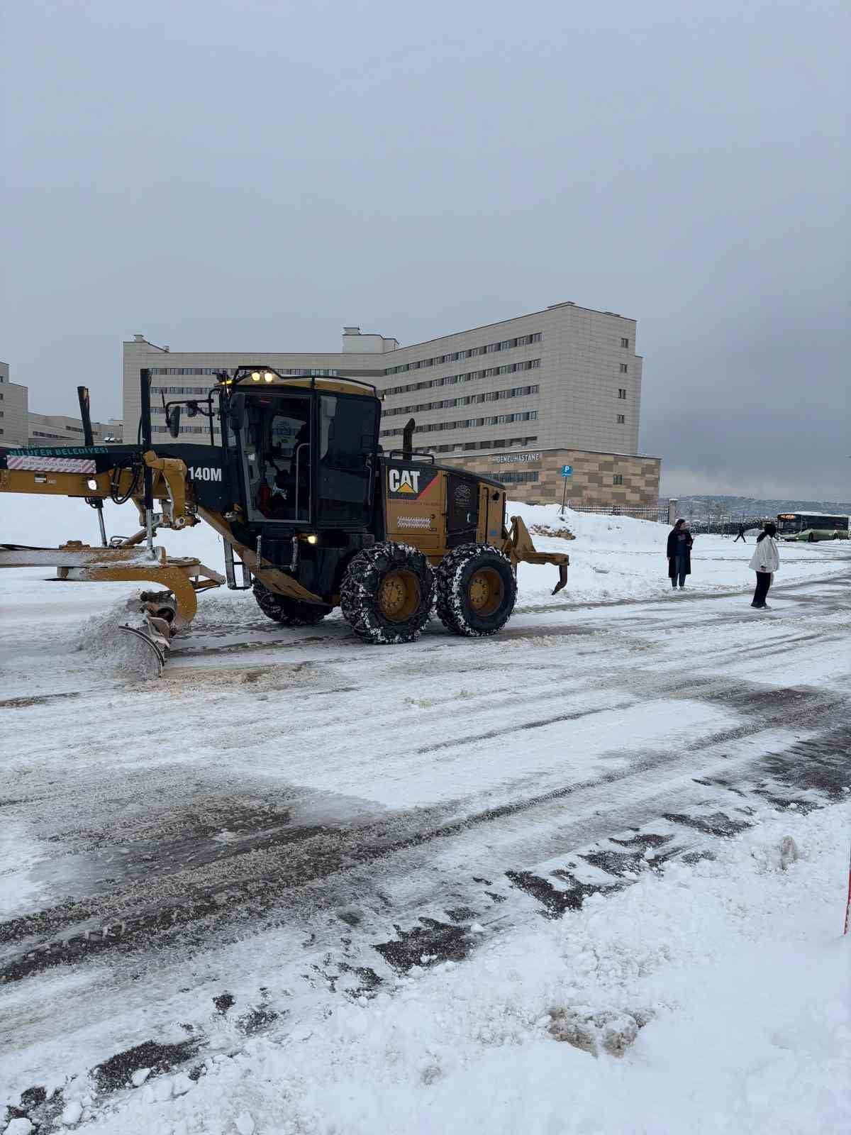 BURSA’YI ETKİSİ ALTINA ALAN YOĞUN KAR YAĞIŞINA KARŞI NİLÜFER BELEDİYESİ EKİPLERİ TEYAKKUZA GEÇTİ....
