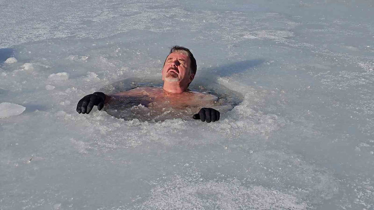 BURSALI DAĞCI YILLAR ÖNCE BAŞLATTIĞI BUZ TUTAN GÖLE GİRME GELENEĞİNİ BU YILDA GERÇEKLEŞTİRDİ. 6...