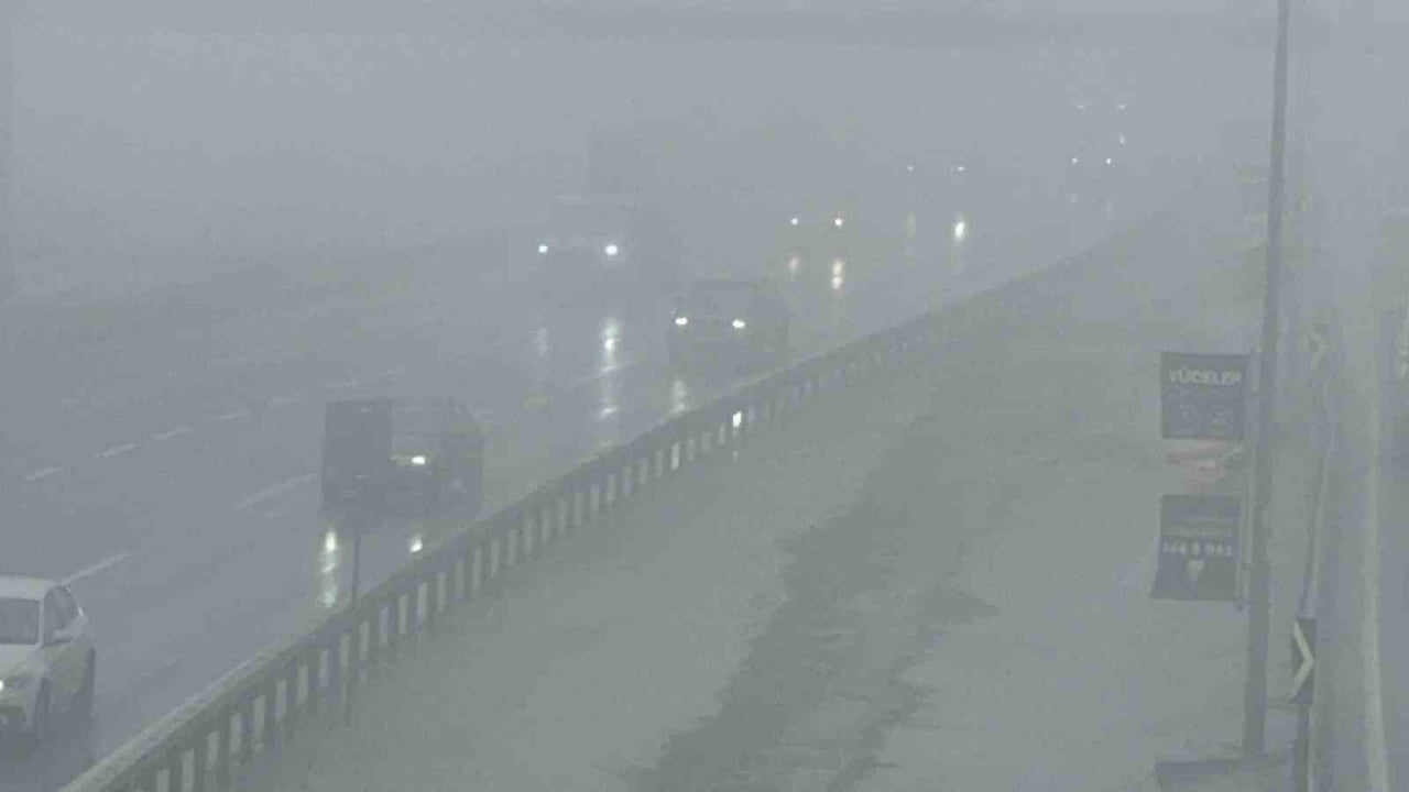 BÜYÜKÇEKMECE'DE ANİDEN BASTIRAN SİS NEDENİYLE GÖRÜŞ MESAFESİ DÜŞÜ. YOĞUN SİS NEDENİYLE BÖLGEDE...