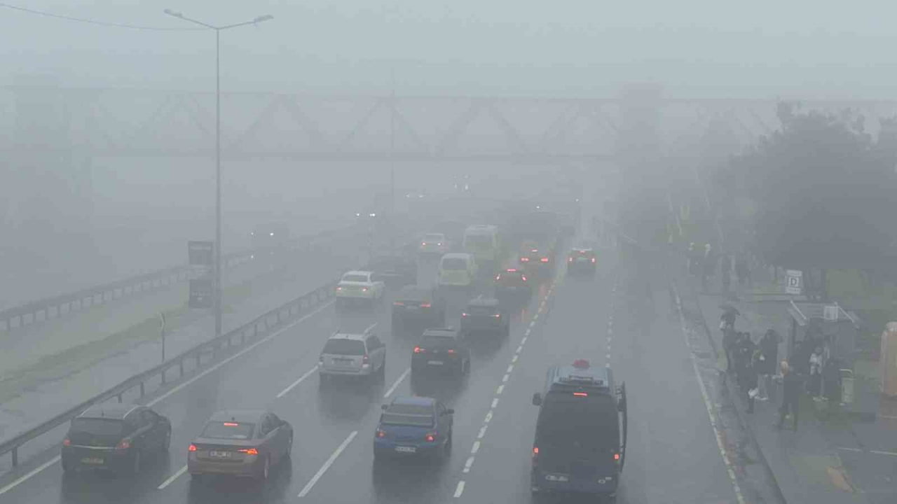 BÜYÜKÇEKMECE'DE ANİDEN BASTIRAN SİS NEDENİYLE GÖRÜŞ MESAFESİ DÜŞÜ. YOĞUN SİS NEDENİYLE BÖLGEDE...