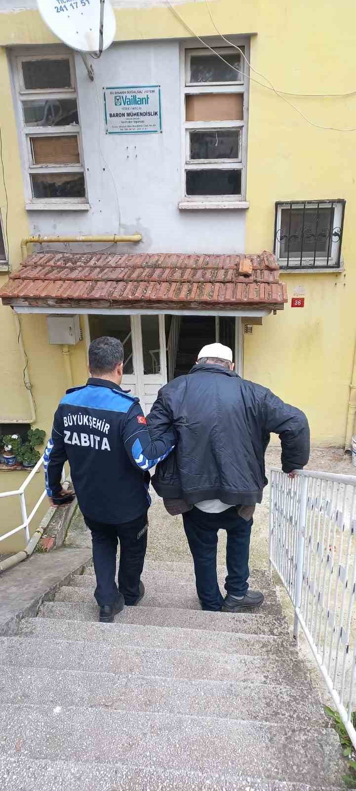 BÜYÜKŞEHİR BELEDİYESİ, ZORLU HAVA KOŞULLARINDA DA KİMSEYİ YALNIZ BIRAKMIYOR