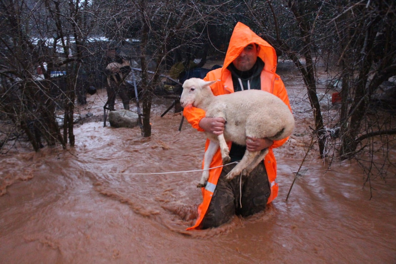 BÜYÜKŞEHİR EKİPLERİ YAĞMUR VE FIRTINAYA KARŞI SEFERBER OLDU