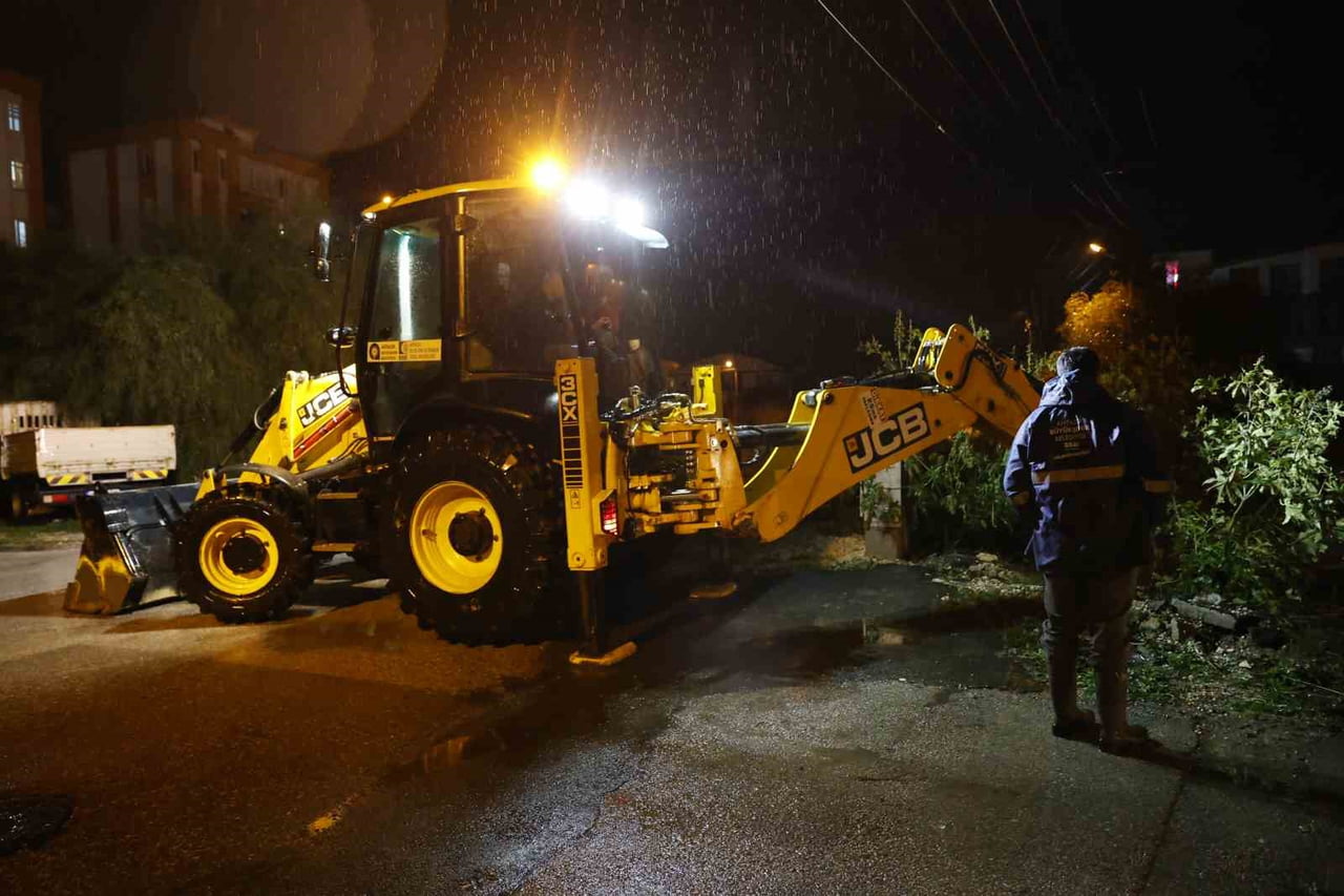 BÜYÜKŞEHİR EKİPLERİ YAĞMUR VE FIRTINAYA KARŞI SEFERBER OLDU