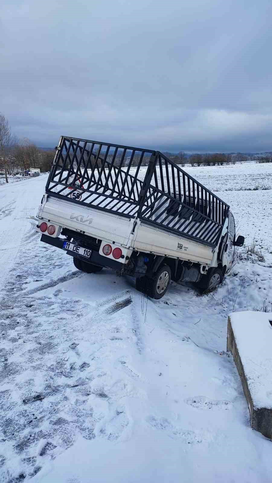 BUZLU YOLDA KAYAN ARAÇ KAZA YAPTI; 1 YARALI