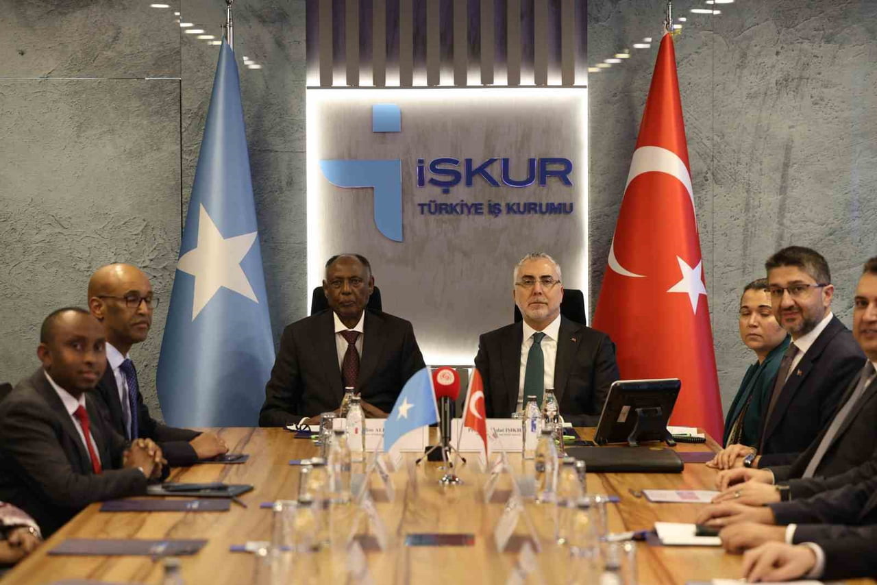 ÇALIŞMA VE SOSYAL GÜVENLİK BAKANI VEDAT IŞIKHAN, SOMALİ MEVKİDAŞI SALİM ALİO IBRO İLE...