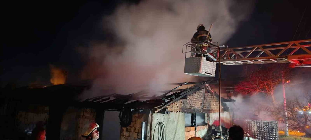 ÇAN’DA ÇIKAN YANGINDA 1 OTOMOBİL VE 1 MOTOSİKLET YANDI