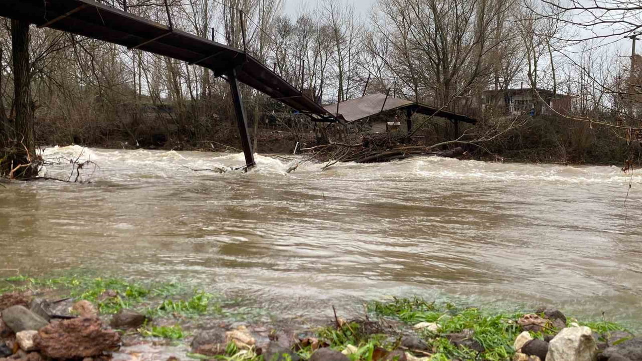 ÇANAKKALE'NİN AYVACIK İLÇESİNDE ETKİLİ OLMAYA DEVAM EDEN SAĞANAKYAĞIŞ NEDENİYLE BÖLGEDEKİ ÇAY VE...