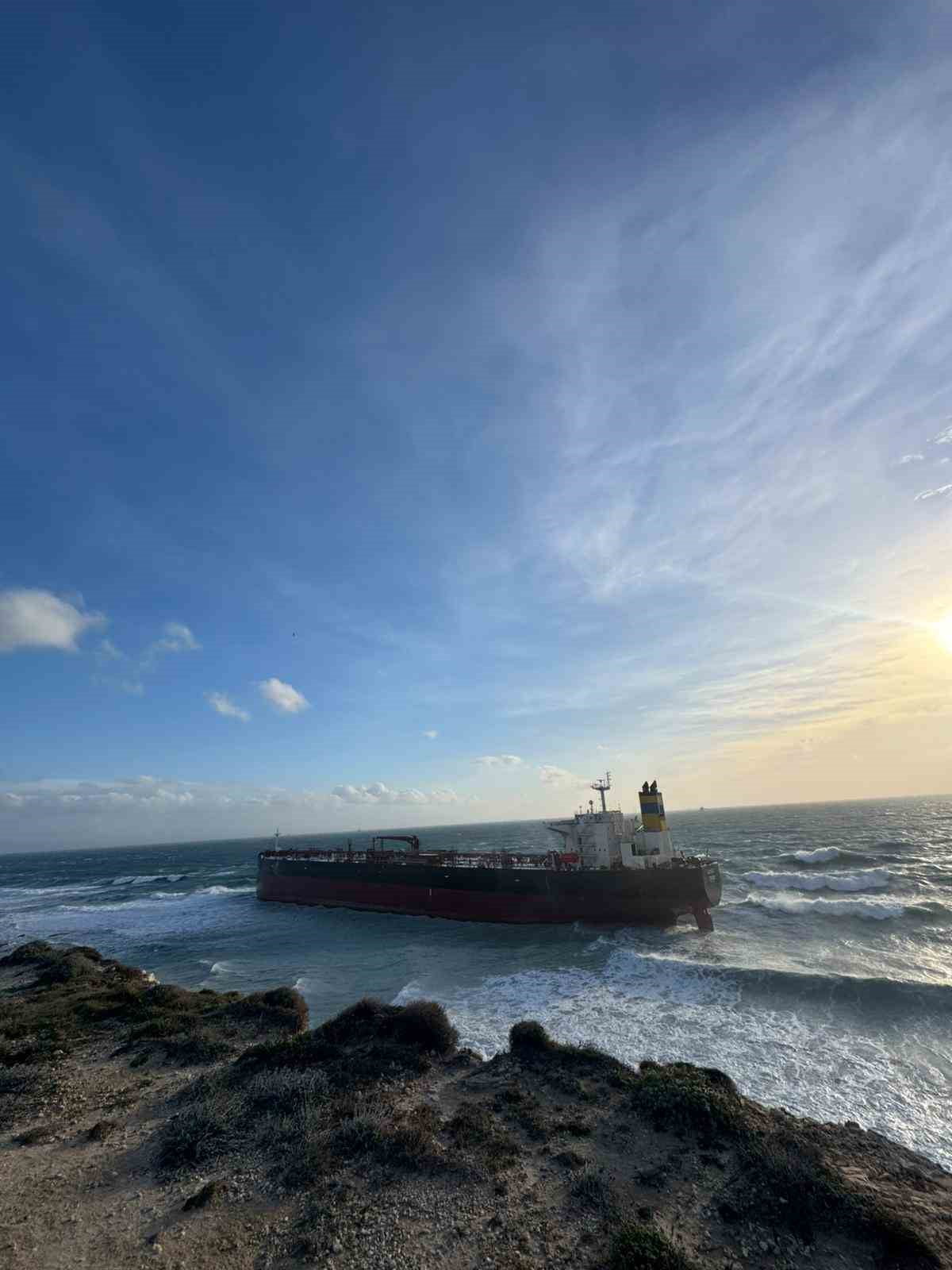 ÇANAKKALE'NİN BOZCAADA İLÇESİ AÇIKLARINDA SEYİR HALİNDE İKEN LODOS FIRTINASI NEDENİYLE KARAYA...