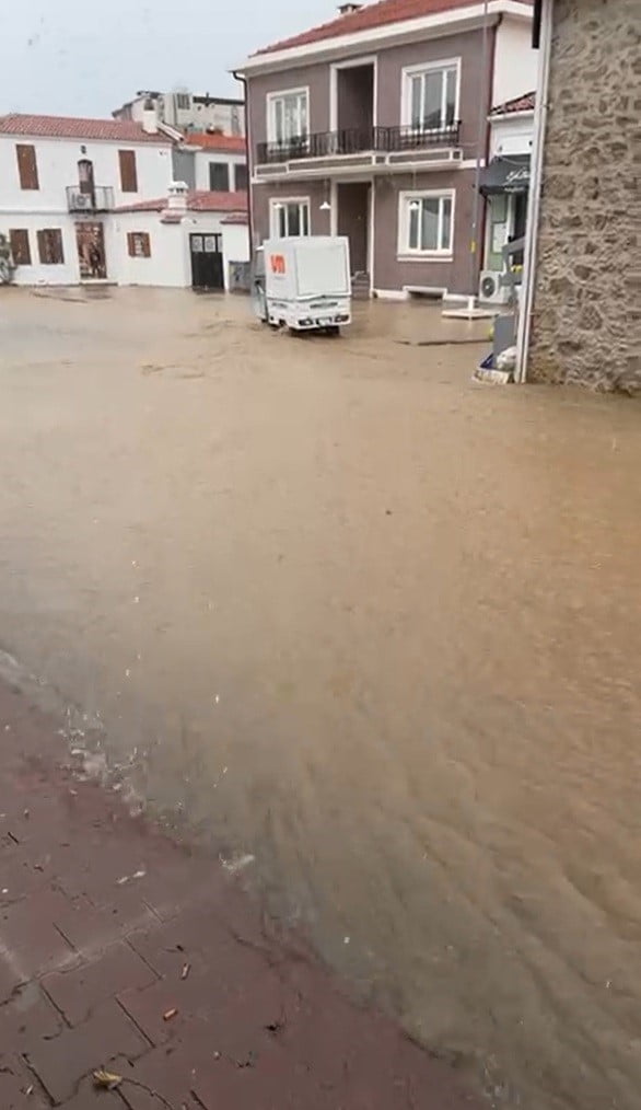 ÇANAKKALE'NİN KUZEY EGE DENİZİ'NDEKİ BOZCAADA İLÇESİNDE SAĞANAK YAĞIŞ NEDENİYLE CADDE VE SOKAKLAR...