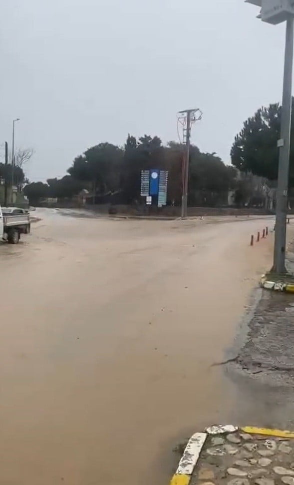 ÇANAKKALE'NİN KUZEY EGE DENİZİ'NDEKİ BOZCAADA İLÇESİNDE SAĞANAK YAĞIŞ NEDENİYLE CADDE VE SOKAKLAR...