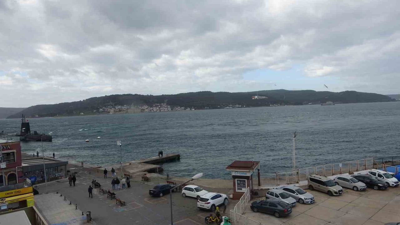 ÇANAKKALE BOĞAZI, FIRTINA NEDENİYLE TRAFİĞE KAPATILDI, BOZCAADA İLÇESİNE YAPILMASI PLANLANAN...