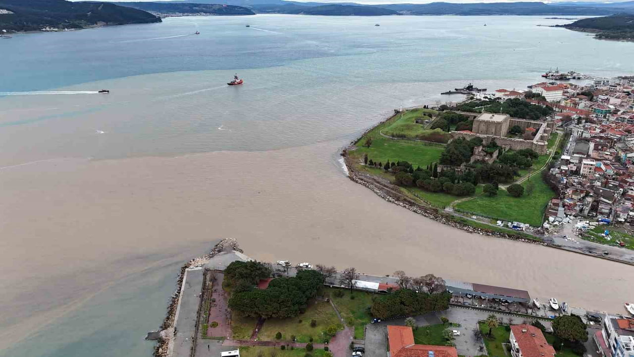 ÇANAKKALE BOĞAZI’NDA DENİZİN BİR BÖLÜMÜ, SAĞANAK YAĞIŞ SONRASI FARKLI BÖLGELERDEN BOĞAZA AKAN...