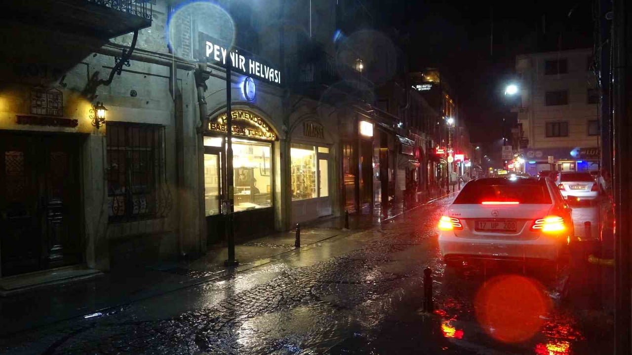 ÇANAKKALE’DE BEKLENEN GÖK GÜRÜLTÜLÜ SAĞANAK YAĞIŞ ETKİLİ OLDU. SOKAKLAR GÖLE DÖNERKEN BAZI...