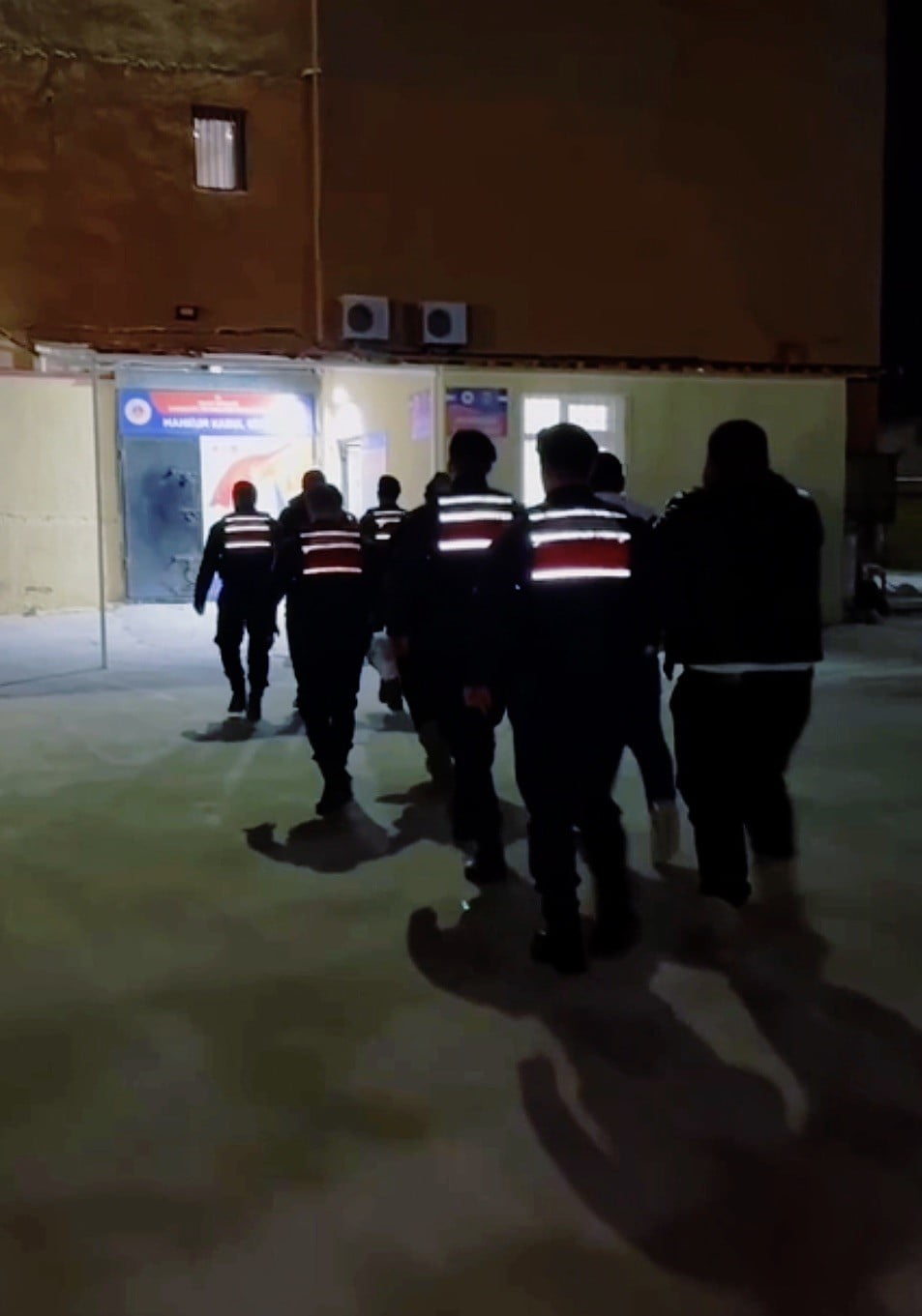 ÇANAKKALE’DE JANDARMA EKİPLERİNCE GERÇEKLEŞTİRİLEN OPERASYONDA 4 ORGANİZATÖR VE 25 KAÇAK GÖÇMEN...