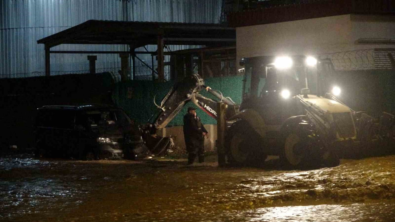 ÇANAKKALE’DE SAĞANAK YAĞIŞ NEDENİYLE TAŞAN KEPEZ ÇAYI’NDA MAHSUR KALAN ARAÇ KURTARILDI.