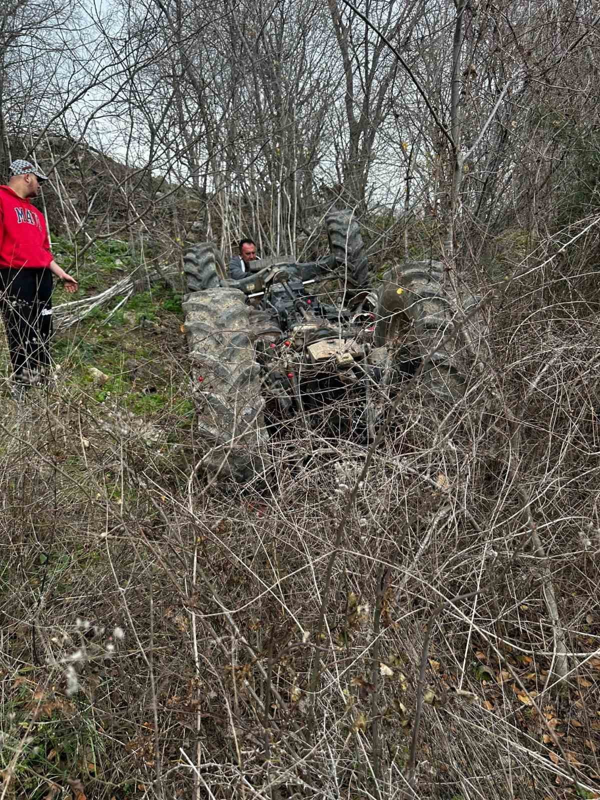 ÇANAKKALE’NİN LAPSEKİ İLÇESİNDE DEVRİLEN TRAKTÖRÜN ALTINDA KALAN SÜRÜCÜ MEHMET D. (73), HAYATINI...