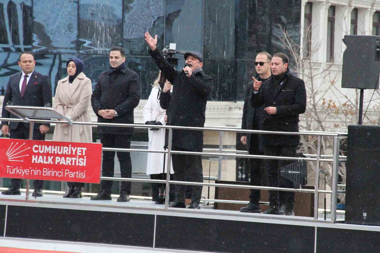 ÇANKIRI'DA DÜZENLEDİĞİ MİTİNGDE VATANDAŞLARA SESLENEN CHP GENEL BAŞKANI ÖZGÜR ÖZEL, AMERİKA...