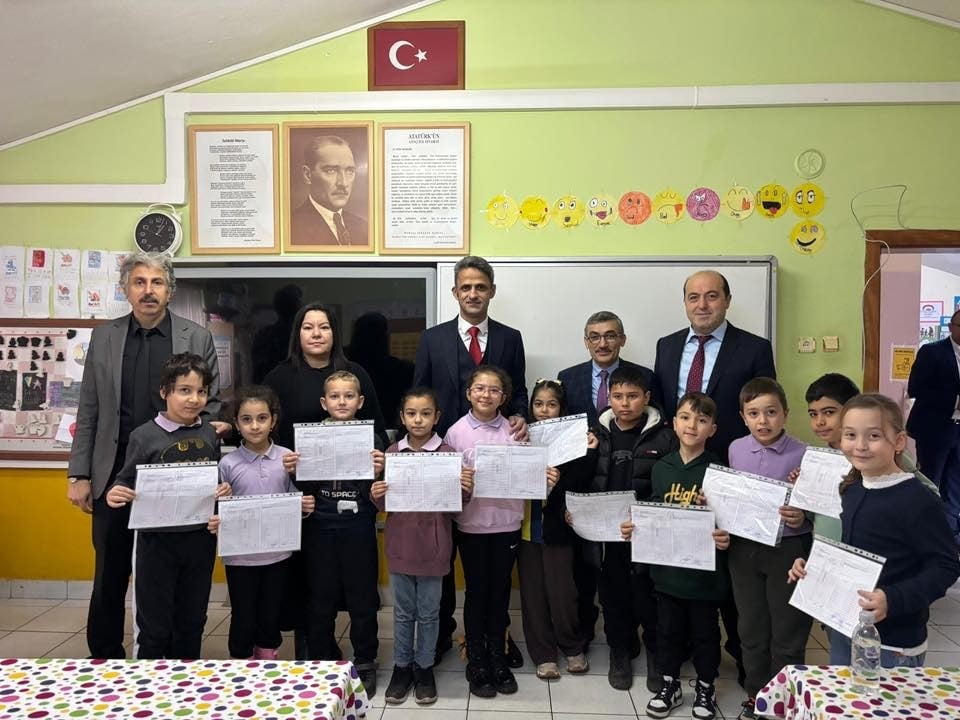 ÇAYCUMA'DA ÖĞRENCİLER KARNELERİNİ KAYMAKAM KAYA'NIN ELİNDEN ALDI