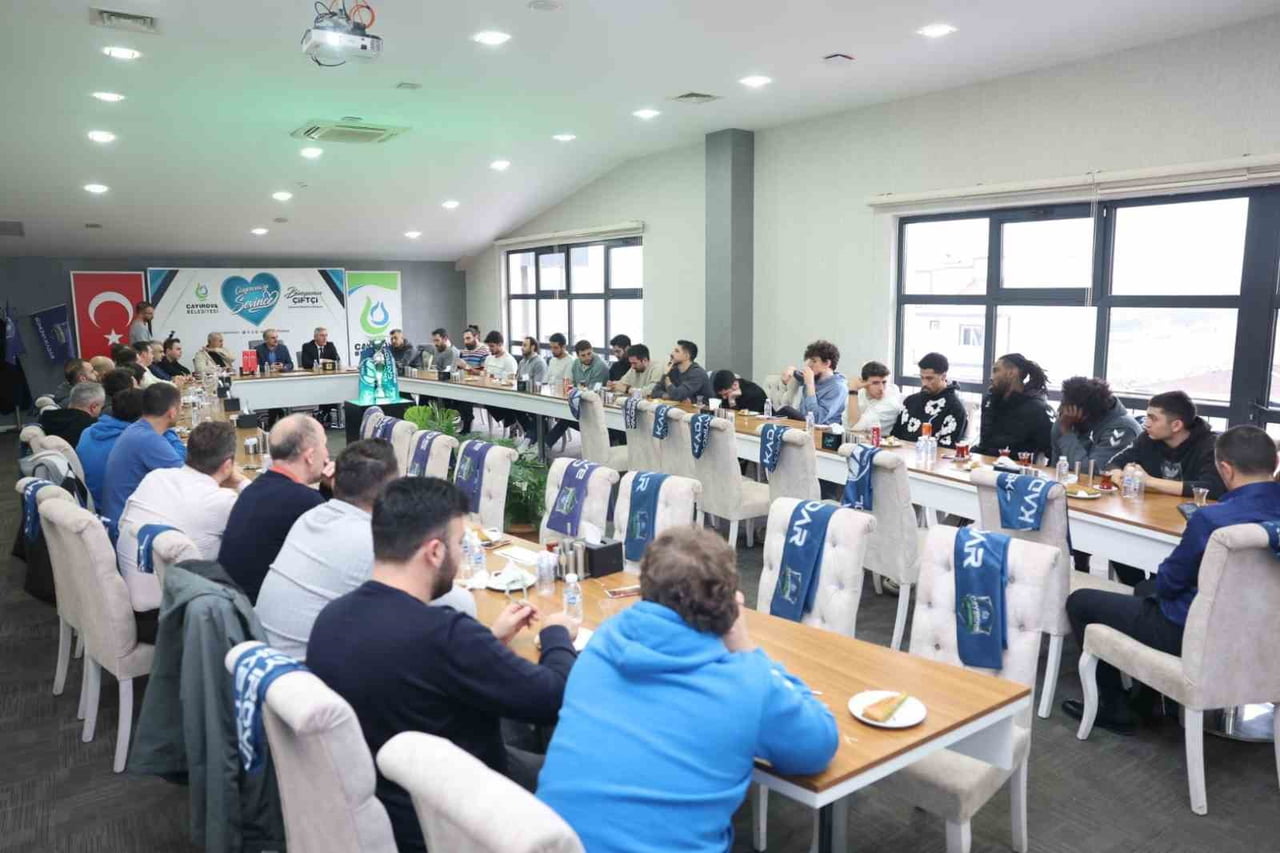 ÇAYIROVA BELEDİYE BAŞKANI BÜNYAMİN ÇİFTÇİ, ERKEKLER FEDERASYON KUPASI'NI KAZANAN ÇAYIROVA...